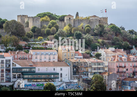 Vue depuis la rue Rua Damasceno Monteiro dans Graca quartiers de Lisbonne, Portugal avec Château St George Banque D'Images