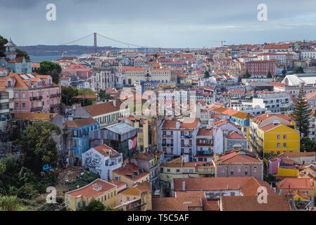 Vue aérienne du Miradouro da Graça point d'observation à Lisbonne, Portugal, vue avec couvent Carmo et 25 avril Bridge Banque D'Images