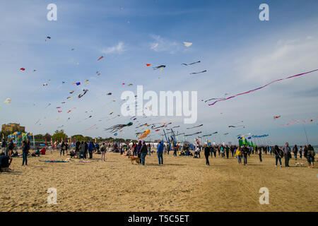 Cervia, Italie - 21/04/2019 Artevento, 2019 cerfs-volants colorés dans le ciel au-dessus de la plage. Emilie Romagne Banque D'Images