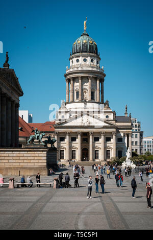 Berlin, Allemagne - avril 2019 : les gens de la prise de vue à la cathédrale française à Berlin un jour d'été à Berlin Banque D'Images