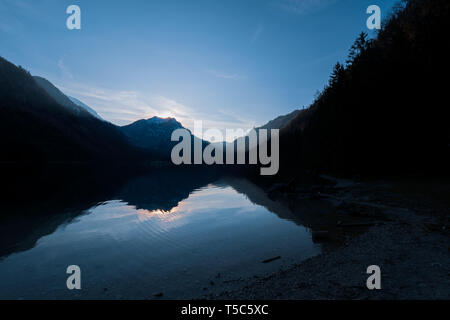 Vue panoramique sur le grand paysage reflétant sur l'eau cristalline de la Vorderer Langbathsee près d'Ebensee, Oberösterreich, Autriche Banque D'Images