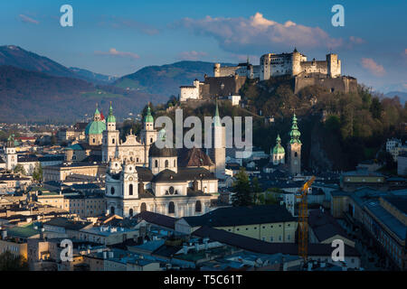 Salzbourg en Autriche, en vue de la cathédrale, les églises de la vieille ville et le château au sommet d'une colline (Festung Hohensalzburg) dans la ville de Salzbourg, en Autriche. Banque D'Images