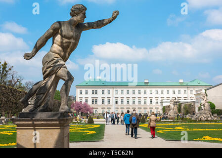 Salzburg Autriche, vue de touristes flânant dans les jardins de la Schloss Mirabell sur la fin du printemps un matin dans la ville de Salzbourg, en Autriche. Banque D'Images