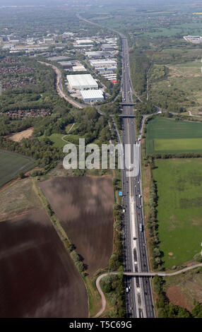 Vue aérienne de la M62 à la jonction 11 en direction ouest vers à Birchwood, Warrington Banque D'Images