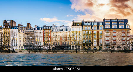 La manipulation numérique des bords de Seine sont inondés à Paris, France - notion de changement climatique. Banque D'Images