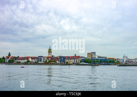 Vue sur le front de silhouette de Friedrichshafen au bord du lac de Constance, Baden-Wurttemberg, Allemagne, Europe. Banque D'Images