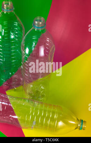 Un pack de 3 bouteilles d'eau vide et recyclables, sans plafond, blue seal, sur un cadre de couleur vert vif, vin rouge et fond jaune. La réutilisation, l'Éco Banque D'Images