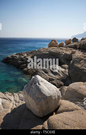 Les rochers et la Mer près de la plage des Seychelles sur l'île grecque d'Ikaria Banque D'Images