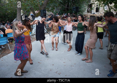 Un panegyri ou village festival de musique traditionnelle et de danse folklorique, sur l'île grecque d'Ikaria dans la mer Egée. Banque D'Images