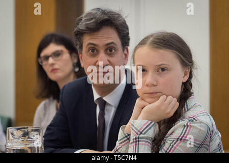 L'ancien leader travailliste Ed Miliband (centre) et l'activiste climatique suédoise Greta Thunberg (à droite) à la Chambre des communes à Westminster, Londres, pour discuter de la nécessité d'une partie des mesures pour régler la crise climatique. Banque D'Images