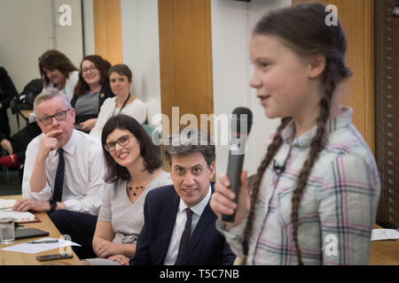 Secrétaire de l'environnement Michael Gove (à gauche), ancien leader du parti travailliste Ed Miliband (deuxième à droite) et l'activiste climatique suédoise Greta Thunberg (à droite) à la Chambre des communes à Westminster, Londres, pour discuter de la nécessité d'une partie des mesures pour régler la crise climatique. Banque D'Images
