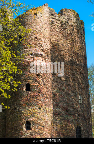 Cinquante mètres de haut de la tour de vache sur les bords de la rivière Wensum à Norwich City, Norfolk, East Anglia, Angleterre, Royaume-Uni. Banque D'Images