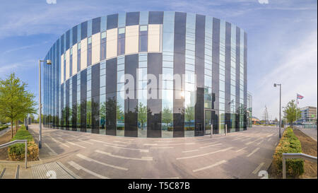 Le moderne, de verre et d'acier, le gouvernement local bâtiment appelé Cube au centre-ville de Corby, Angleterre. Banque D'Images