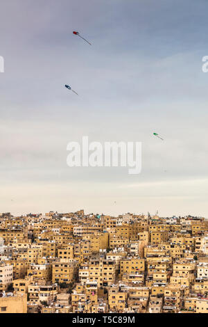 Amman, Jordanie. Vue depuis la citadelle sur l'immeuble d'habitation de la vieille ville. Cerfs-volants typiques voler dans le ciel. Banque D'Images