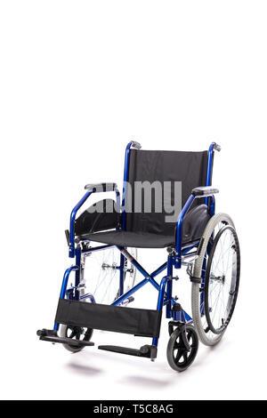 Détail d'un fauteuil roulant classique pour handicap physique sur un fond blanc. Concept de soins hospitaliers et de l'invalidité. Banque D'Images