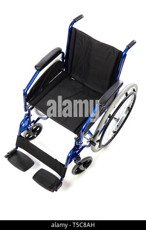 Détail d'un fauteuil roulant classique pour handicap physique sur un fond blanc. Concept de soins hospitaliers et de l'invalidité. Banque D'Images