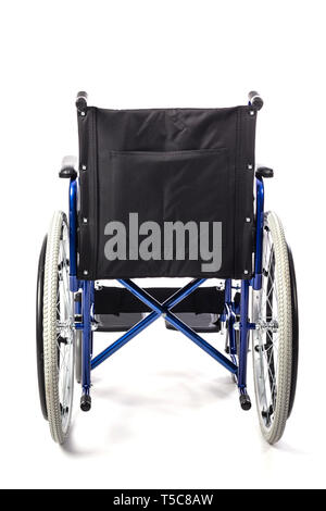 Détail d'un fauteuil roulant classique pour handicap physique sur un fond blanc. Concept de soins hospitaliers et de l'invalidité, vue arrière Banque D'Images