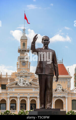 Statue de Ho Chi Minh à l'extrémité nord de Nguyen Hue Boulevard, à l'extérieur de l'Hôtel de Ville (mairie) Ho Chi Minh Ville, Vietnam Banque D'Images