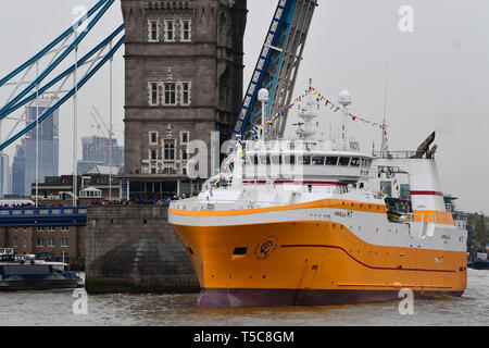 Le plus récent chalutier de pêche en eaux éloignées du Royaume-Uni, le Kirkella de 4,000 tonnes, long de 81 mètres, passe sous le Tower Bridge à Londres après avoir parcouru la Tamise depuis Tilbury. Banque D'Images