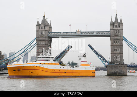 Le plus récent chalutier de pêche en eaux éloignées du Royaume-Uni, le Kirkella de 4,000 tonnes, long de 81 mètres, tourne après avoir passé sous Tower Bridge à Londres après avoir parcouru la Tamise depuis Tilbury. Banque D'Images