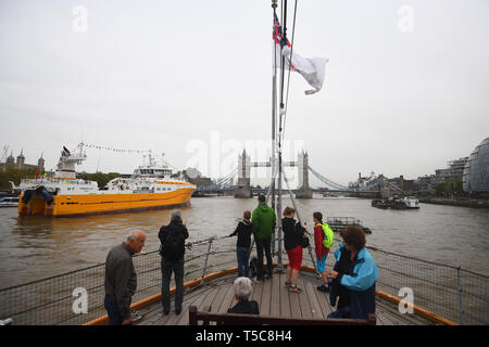 Le plus récent chalutier britannique de pêche en eaux lointaines, Kirkella, de 4,000 tonnes et de 81 mètres de long, se prépare à retourner à Greenwich après avoir passé sous Tower Bridge à Londres après avoir parcouru la Tamise depuis Tilbury. Banque D'Images