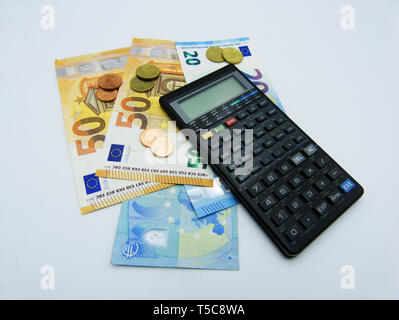 Arrière-plan d'affaires et financiers avec des euros et calculatrice Banque D'Images