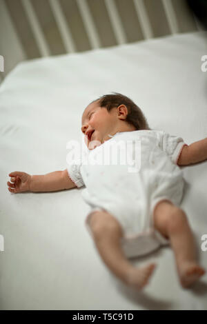 Naissance bebe Fille couchée dans son berceau. Banque D'Images