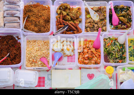 Coup de frais généraux de délicieux plats cuisinés accueil malaisien vendus à street market stall à Kota Kinabalu Sabah. Banque D'Images