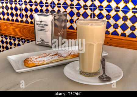 Verre d'orgata de xufa et farton doux, Horchateria Santa Catalina café, Valencia, Comunidad Valenciana, Espagne Banque D'Images