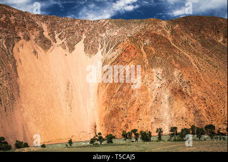 Paysage avec rivière et montagnes rouges. L'heure d'été. Le Kirghizistan. La vallée de la rivière Kekemeren Suusamyr Banque D'Images