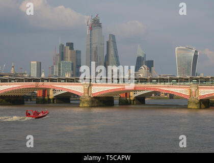 Toits de Londres à partir de la rive sud de skyscapers et Blackfriars Bridge avec bateau de tourisme sur la Tamise, Londres, Royaume-Uni Banque D'Images