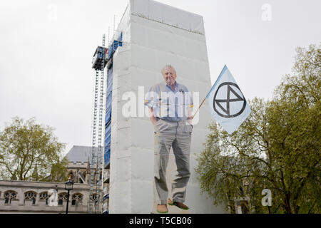 Une image de la faune et de l'ancien combattant Sir David Attenborough radiodiffuseur est tenu en haute Place du Parlement au cours de la semaine de protestation des militants du changement climatique d'Extinction Rebellion campagne pour bloquer carrefours routiers et les ponts autour de la capitale, le 23 avril 2019, à Londres en Angleterre. Banque D'Images