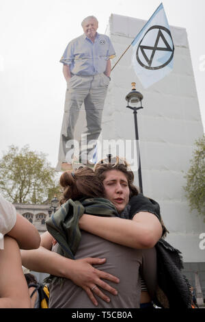 Une image de la faune et de l'ancien combattant Sir David Attenborough radiodiffuseur est tenu en haute Place du Parlement au cours de la semaine de protestation des militants du changement climatique d'Extinction Rebellion campagne pour bloquer carrefours routiers et les ponts autour de la capitale, le 23 avril 2019, à Londres en Angleterre. Banque D'Images