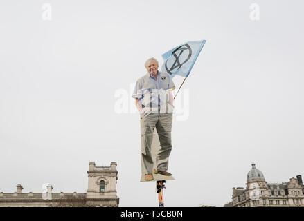 Une image de la faune et de l'ancien combattant Sir David Attenborough radiodiffuseur est tenu en haute Place du Parlement au cours de la semaine de protestation des militants du changement climatique d'Extinction Rebellion campagne pour bloquer carrefours routiers et les ponts autour de la capitale, le 23 avril 2019, à Londres en Angleterre. Banque D'Images