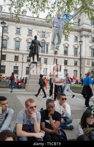 Une image de la faune et de l'ancien combattant Sir David Attenborough radiodiffuseur est tenu en haute Place du Parlement au cours de la semaine de protestation des militants du changement climatique d'Extinction Rebellion campagne pour bloquer carrefours routiers et les ponts autour de la capitale, le 23 avril 2019, à Londres en Angleterre. Banque D'Images