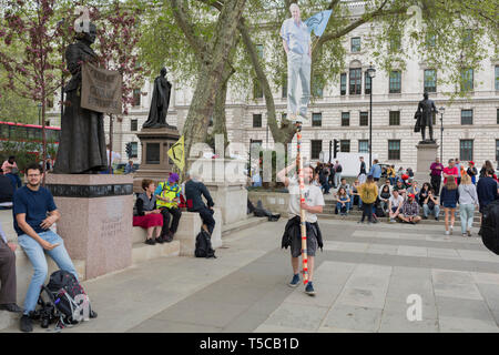 Une image de la faune et de l'ancien combattant Sir David Attenborough radiodiffuseur est tenu en haute Place du Parlement au cours de la semaine de protestation des militants du changement climatique d'Extinction Rebellion campagne pour bloquer carrefours routiers et les ponts autour de la capitale, le 23 avril 2019, à Londres en Angleterre. Banque D'Images