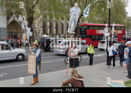 Une image de la faune et de l'ancien combattant Sir David Attenborough radiodiffuseur est tenu en haute Place du Parlement au cours de la semaine de protestation des militants du changement climatique d'Extinction Rebellion campagne pour bloquer carrefours routiers et les ponts autour de la capitale, le 23 avril 2019, à Londres en Angleterre. Banque D'Images