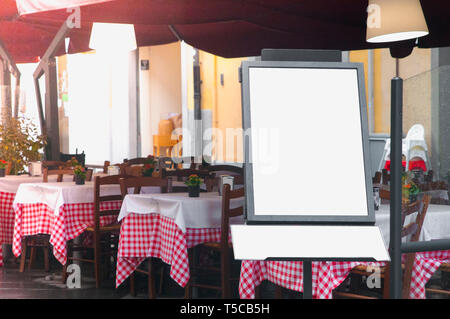 Restaurant de rue italien avec menu vierge sur un stand du conseil Banque D'Images