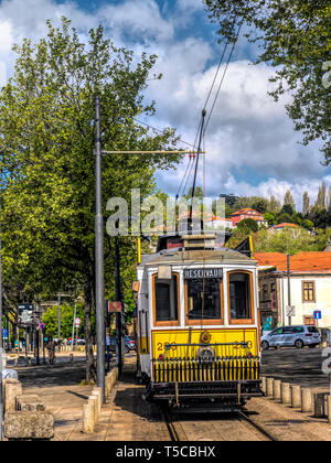 PORTO, PORTUGAL - 3 avril, 2019 : tramway de la rue historique de Porto, Portugal Banque D'Images