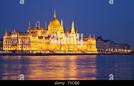 Bâtiment du Parlement de Budapest illuminée la nuit avec reflet dans le Danube. Banque D'Images