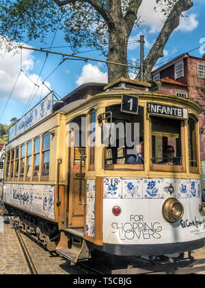 PORTO, PORTUGAL - 3 avril, 2019 : tramway de la rue historique de Porto, Portugal Banque D'Images