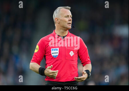 23 avril 2019, les Pays-Bas Doetinchem Eredivisie néerlandaise de football De Graafschap v FC Emmen eredivisie 2018-2019 L-R Arbitre Bjorn Kuiper, Banque D'Images