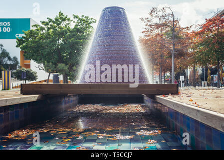 Fontaine sur des voies navigables sur Alameda dos Oceanos, promenade dans le Parc des Nations, Lisbonne, Portugal Banque D'Images