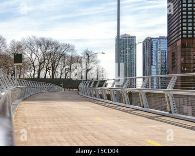 Pont piétonnier en bordure d'un survol le long de Lake Shore Drive. Dans les rues principales, les rues de Chicago dans l'Illinois. Banque D'Images