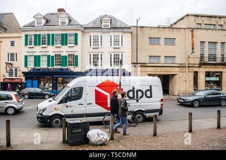 Oxford, Royaume-Uni - 3 Mar 3017 : livraison DPD Parcel van blanc en face de Blackwell's Art et Poster Shop sur Broad street avec les gens au transport des élèves Banque D'Images