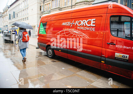 Oxford, Royaume-Uni - 3 Mar 3017 : Jour de pluie avec des piétons en face du partenaire GLS Parcel Colis Livraison Force van rouge en face de Leon restaurant et Livraison Express Worldwide sign Banque D'Images