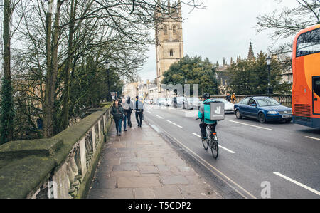 Oxford, Royaume-Uni - 3 Mar 3017 : cycliste la livraison de nourriture rapide à client via App Deliveroo - Chapelle de la Madeleine à rapide avec de gros sac thermo avec logo Deliveroo Banque D'Images