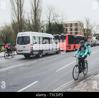 Oxford, Royaume-Uni - 3 Mar 3017 : Fast young male cyclist la livraison de nourriture rapide à Deliveroo - App client via la navette rapide dans la ville universitaire avec grand sac thermo avec logo Deliveroo Banque D'Images