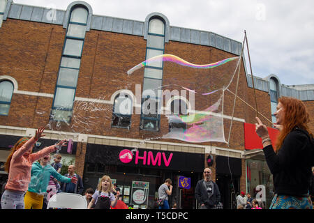 23 avril 2019 High Street Belfast Antrim,UK,grosse bulle d'être soufflé dans une ville avec ciel bleu et nuages duveteux à Belfast Banque D'Images