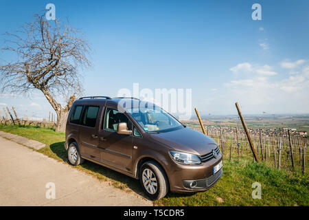 Ribeauvillé, France - Apr 19, 2019 - vue latérale avant de couleur brun topaze Volkswagen VW Caddy mini van garé sur le haut des vignes au-dessus du village de Ribeauvillé Banque D'Images